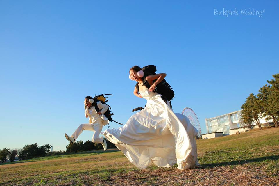 バックパックウェディングに学ぶ 結婚式の前撮りポーズ選 First Film ファーストフィルム 結婚式のエンドロール ムービー撮影