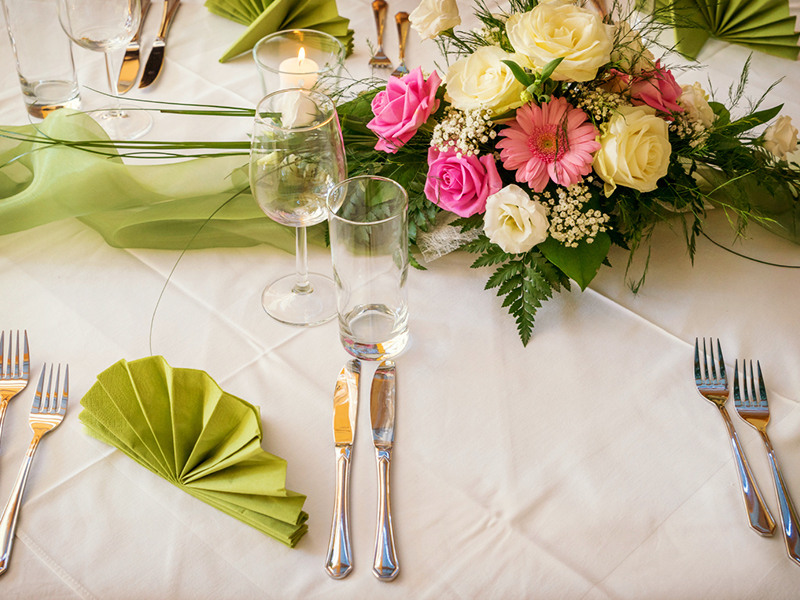 テーブルコーデをより華やかに♡真似したい結婚式のナプキンの折り方15選 | First Film[ファーストフィルム] | 結婚式 のエンドロール・ムービー撮影