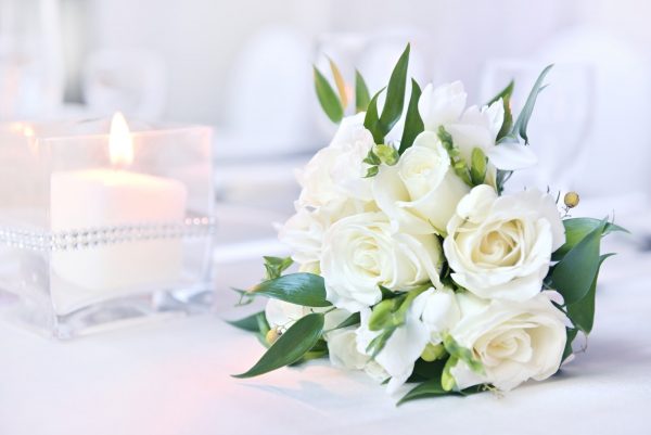 small bouquet of white roses on a bridal party table