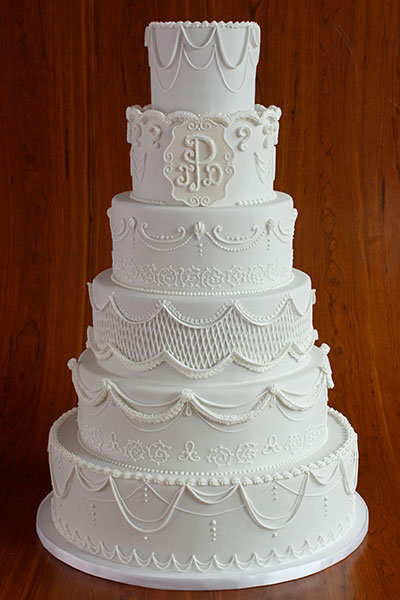 ウェディングケーキの決め方 個性的でおしゃれなデザイン7選 First Film ファーストフィルム 結婚式のエンドロール ムービー撮影
