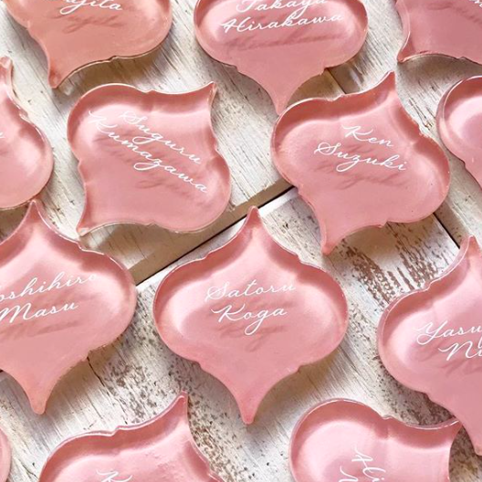 かわいい席札15選を大紹介 テーブルコーデの参考に First Film ファーストフィルム 結婚式のエンドロール ムービー撮影